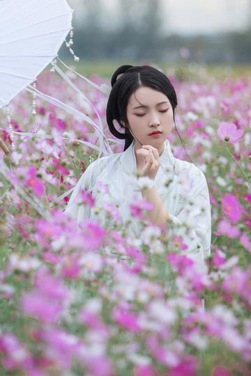 外甥女悄悄给未婚小姨塞压岁钱